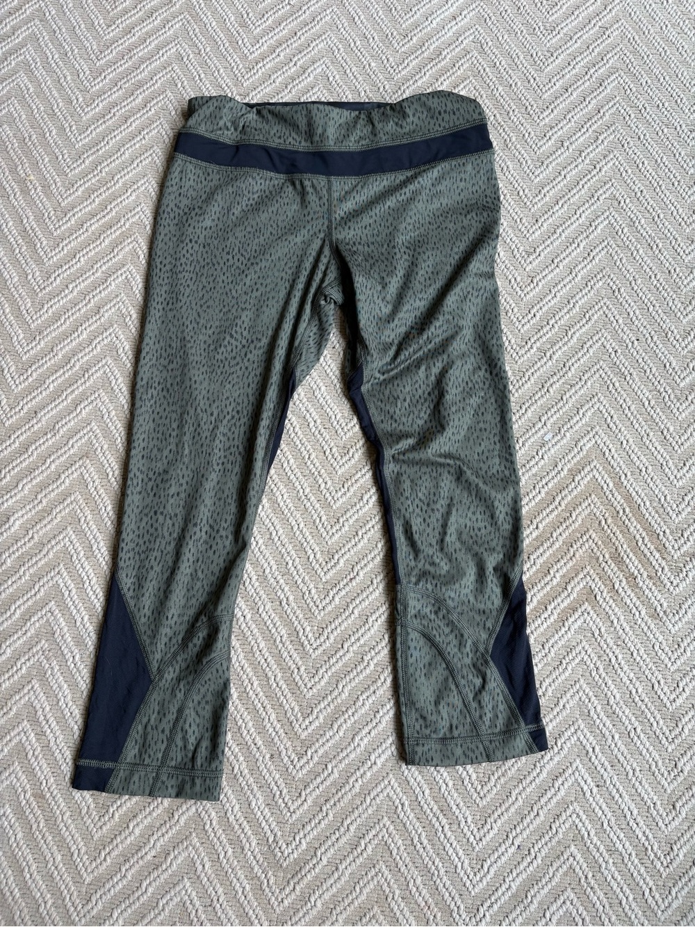 Lululemon size 6 crop leggings